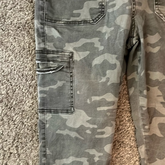 MUDD CAMO STRAIGHT LEG PANTS. SIZE 11 - Picture 4 of 11